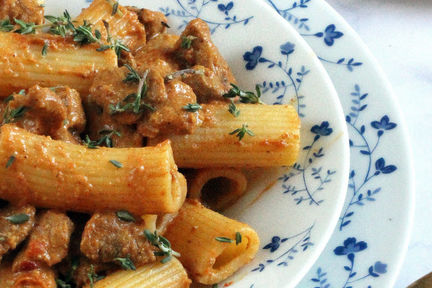 Rigatoni con solomillo de cerdo estilo thai. Receta elegante de pasta