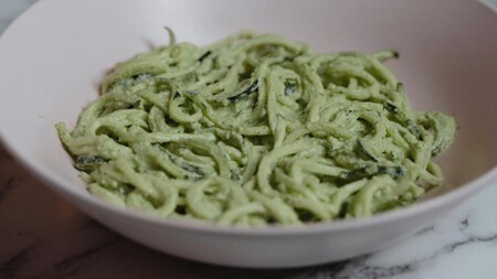 Cómo hacer espagueti verde con queso crema y chile poblano, una receta fácil y deliciosa que rinde para 10 personas
