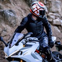 Para saber si un casco de moto te queda bien no hay nada como este sencillísimo truco que se inventaron en Japón 