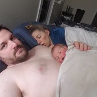 ¡Así sí! La bonita foto de un padre cuidando del bebé mientras mamá duerme una merecida siesta