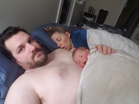 ¡Así sí! La bonita foto de un padre cuidando del bebé mientras mamá duerme una merecida siesta