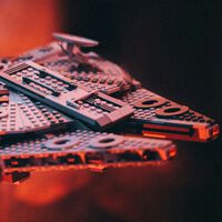El Halcón Milenario de Lego a precio más asequible y de tamaño perfecto para estantería, por menos de 70 euros