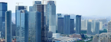 Na China, existem arranha-céus tão altos que surgiu uma nova profissão: pessoas encarregadas de levar refeições aos andares mais altos 