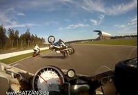 Si te pasa una moto rozándote la cabeza, no lo dudes, es tu día de suerte