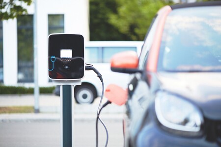 Ni un solo cargador para coches eléctricos en 100 km: el problema de buena parte de la Unión Europea