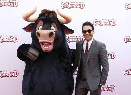 Miguel Ángel Silvestre comparte alfombra roja con Nick Jonas en el estreno de Ferdinand
