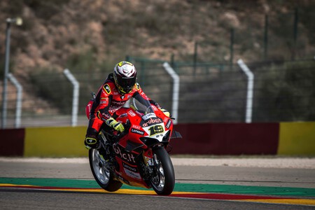 ¡Espectacular! Álvaro Bautista hace el doblete con la Ducati en MotorLand y lidera el mundial de Superbikes