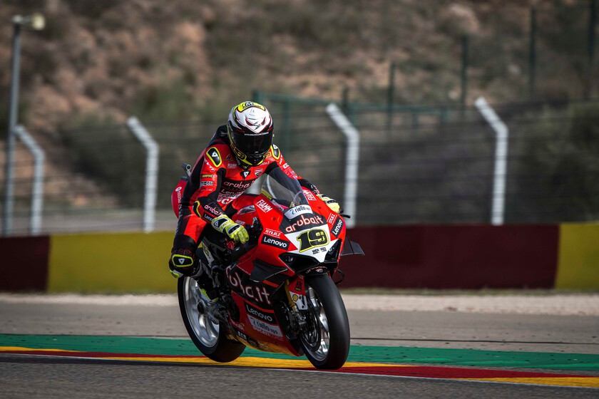 ¡Espectacular! Álvaro Bautista hace el doblete con la Ducati en ...