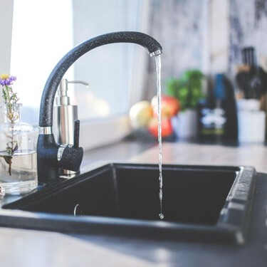 El agua de Madrid no siempre es la mejor del mundo, a veces huele y sabe raro: “Será potable, pero da asco”