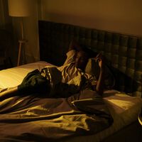 Se você tem esse costume ao dormir, a ciência tem um alerta urgente: o risco de infarto é muito maior do que se pensava 