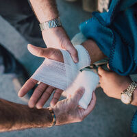 No puedes conducir con un brazo escayolado: la DGT no lo permite y te puede multar o incluso quitarte el carnet