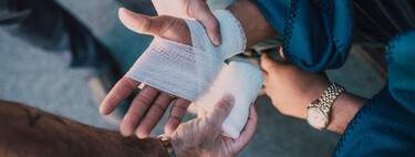 No puedes conducir con un brazo escayolado: la DGT no lo permite y te puede multar o incluso quitarte el carnet