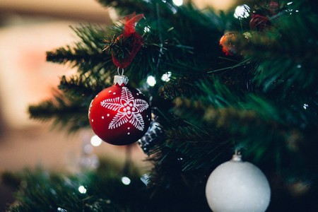 Doce árboles de navidad baratos para decorar la casa