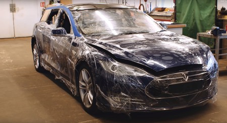 ¿Un Tesla Model S shooting brake? En Inglaterra ya se han puesto manos a la obra por culpa de un perro