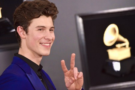 Shawn Mendes se enfunda en un vivaz look azul eléctrico para los premios GRAMMY