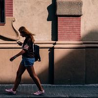 En el paraíso también hay zombies: Honolulu ya multa a los peatones que crucen mirando el móvil