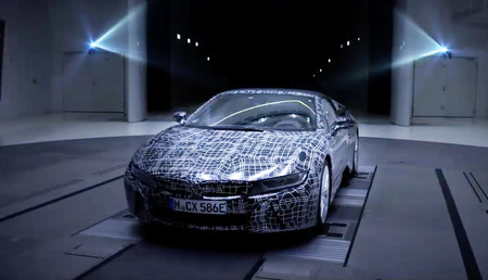 El BMW i8 Roadster ya coquetea con las cámaras en su nuevo teaser en video