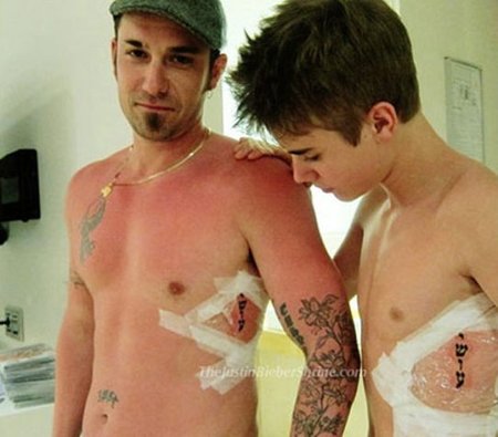 Justin Bieber y su padre, unidos por un tatuaje (y espero que algo más)