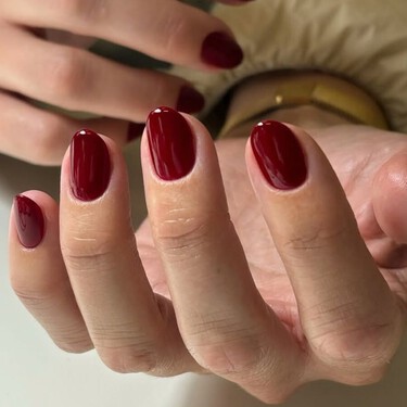 El granate tiene un nuevo competidor: este es el color de uñas que triunfa este 2026 entre las mujeres elegantes, más fresco y rejuvenecedor 