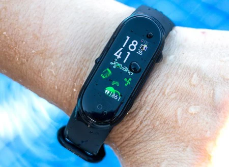 La nueva pulsera inteligente de Xiaomi tiene carga magnética y hoy vuelve a bajar de precio: hazte con la Mi Band 5 por 23,80 euros