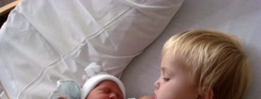 "Aquí está tu hermanito": nueve tiernos vídeos de hermanos mayores conociendo al nuevo bebé