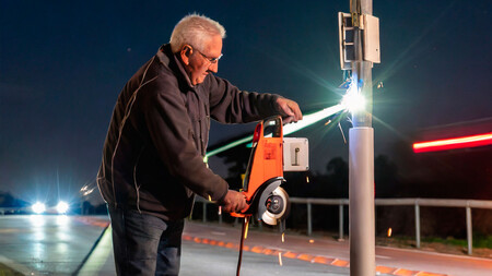 Jubilado corta tres radares con una sierra radial