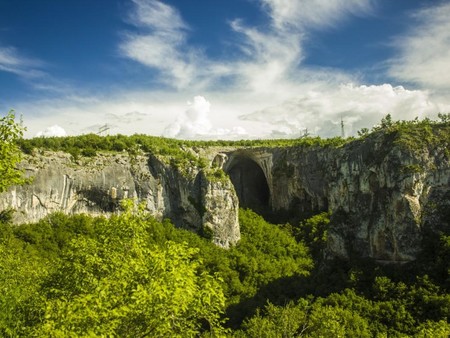 Los 'ojos de Dios' están en la cueva más grande de Bulgaria