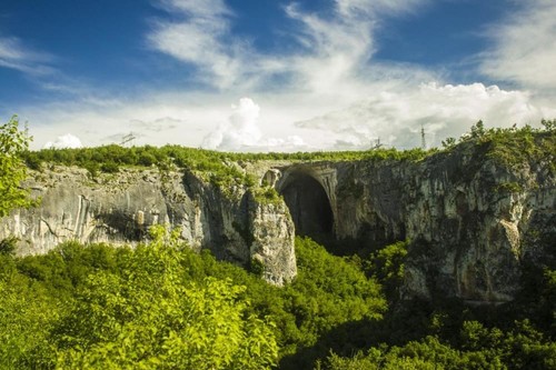 Los 'ojos de Dios' están en la cueva más grande de Bulgaria