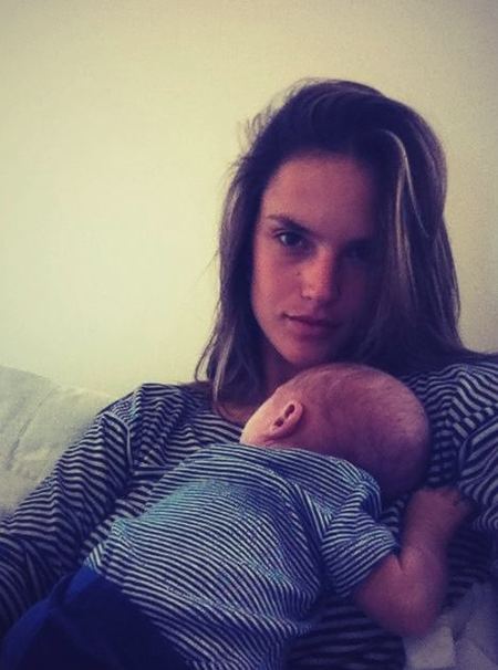 Alessandra Ambrosio nos sigue presentando por fascículos a su nuevo retoño