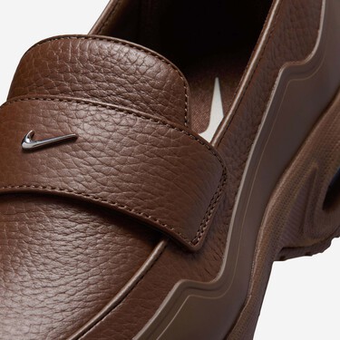 El mocasín Air Max de Nike que parece de chocolate es el postre elegante que podrás llevar con cualquiera de tus estilismos