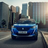 Los coches más vendidos en 2021 en España: el Peugeot 2008 manda, con el SEAT Arona pisándole los talones 