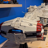 Esta nave LEGO de Star Wars mede três metros e pesa mais de 120 quilos; criador levou dois anos para construí-la 