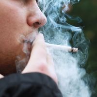 Retiran a un padre la custodia de sus dos hijos por fumar (mucho) delante de ellos