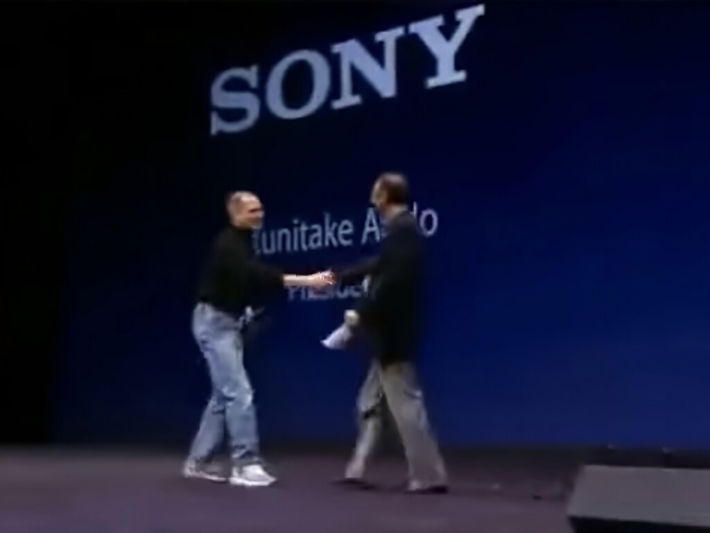 Sony ha renunciado a fabricar sus televisores para poder salvarlos. A cambio, ha adoptado el modelo que Steve Jobs perfeccionó hace dos décadas 