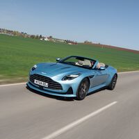 Probamos el Aston Martin DB12 Volante: un descapotable de ensueño con 680 CV que me compraría para disfrutar de una merecida jubilación