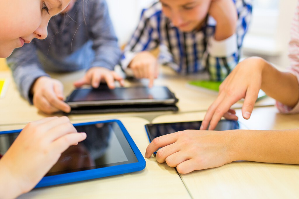 400 expertos han dictado sentencia al uso de dispositivos como el iPad en colegios de Madrid. Así queda la normativa a partir de septiembre