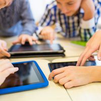 400 expertos han dictado sentencia al uso de dispositivos como el iPad en colegios de Madrid. Así queda la normativa a partir de septiembre