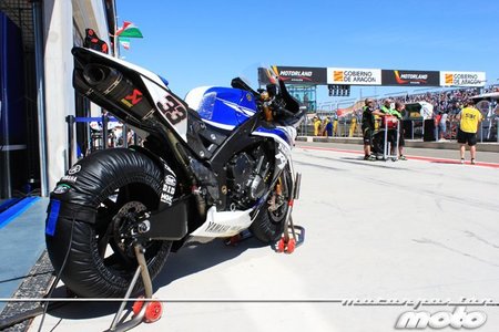 La Yamaha R1 descansando en boxes