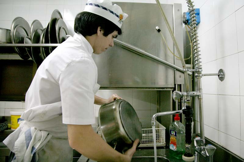 Cuánta gente trabaja en una cocina de lujo y qué hace cada uno