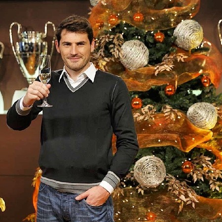 Pues yo también le deseo Feliz Navidad a Iker Casillas, ¡chin chin!