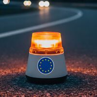 Llevamos casi dos meses con la baliza V16 en la guantera. Ahora sabemos que España no le notificó nada a Europa