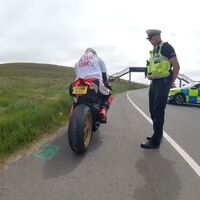 A 270 km/h por la carretera con una Ducati Panigale V4 S. Le para la policía, pero solo por la camiseta