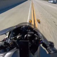 El shimmy más largo de la historia. Diez segundos salvajes bailando con la muerte sobre una Yamaha R6