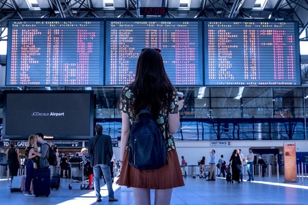 China a lo 'Black Mirror': bloquea 17,5 millones de billetes de avión de personas sin suficiente "crédito social"