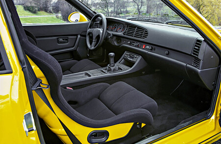 Porsche 968 interior