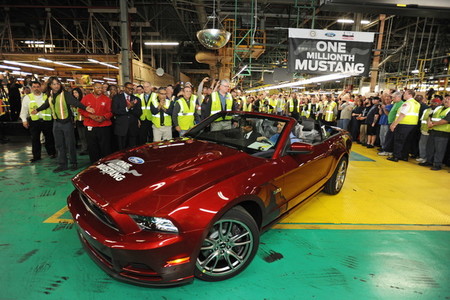 Un millón de Ford Mustang cabalgaron desde Flat Rock 