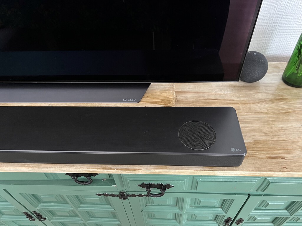 Esta mítica balda de IKEA es la mejor solución para elevar tu Smart TV si tienes barra de sonido