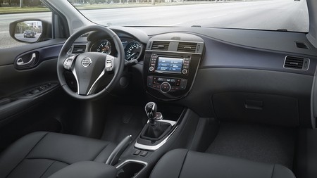 Nissan Pulsar 2014 interior 01