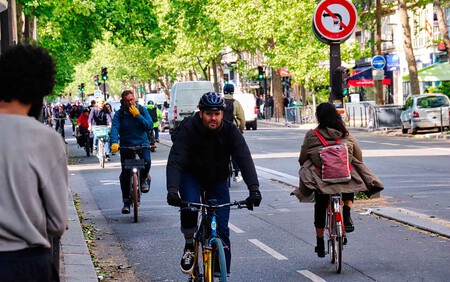 Parisinos circulando por un carril bici de la ciudad