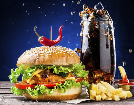 Cómo se fotografían las hamburguesas que ves en los anuncios (y que no te podrías comer)